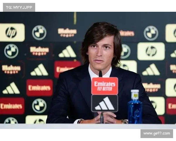 皇马开启季前备战新篇章 新援卡雷拉斯首次亮相训练场 皇马开启季前备战新篇章 新援卡雷拉斯首次亮相训练场